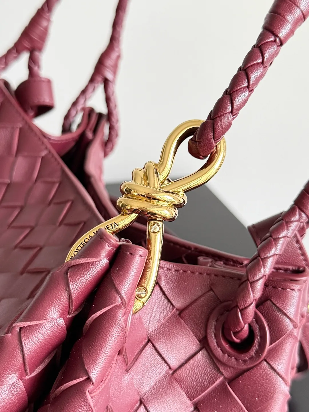 Batch 2060 BOTTEGA VENETA 2025 Autumn New Product Medium Parachuta The long-awaited new medium parachuta is here, with a unique appearance and iconic metal knots, and a whole piece of leather folds the four corners into a parachute shape! The exquisite Knot metal buckle is like putting jewelry on a bag. It is high-end and elegant. Its super capacity can hold all your things! The overall effect of this bag is very different from before. It is neither too delicate to provide a large capacity nor too bulky because of its practicality. It simply provides a perfectly suitable bag for casual and simple people👜 Style number: 835921 Size: 29.5*18.5*17.5cm